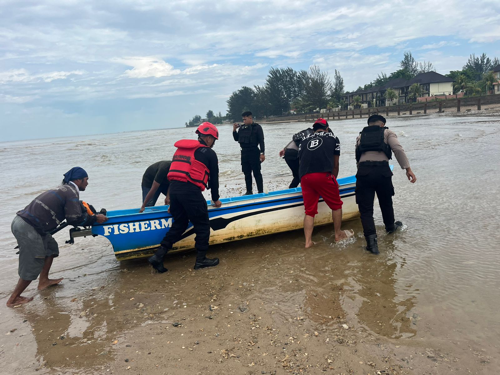 4 Pemancing Hanyut di Perairan Balikpapan, Batalyon A Brimob Kaltim Gerak Cepat Bantu Evakuasi