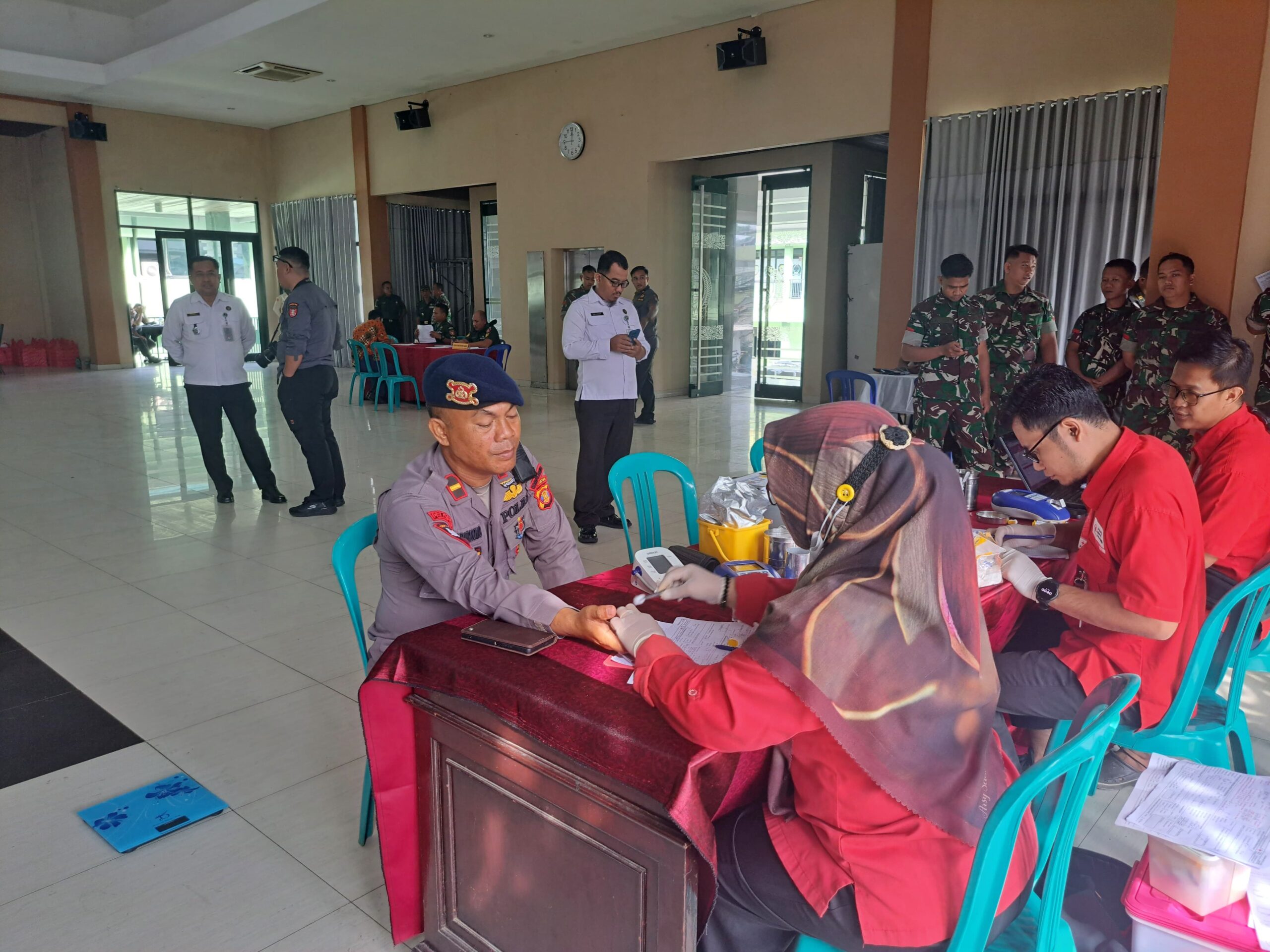 Personel Batalyon B Pelopor Satuan Brimob Polda Kaltim Ikuti Donor Darah Dalam Rangka HUT Ke-67 Kodam VI/Mulawarman