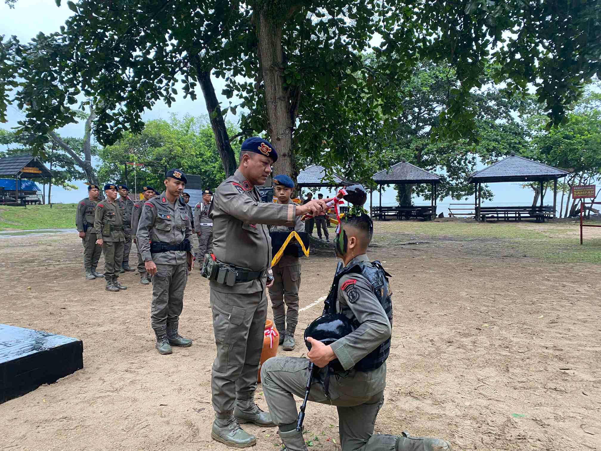 Danyon A Brimob Kaltim Pimpin Acara Tradisi Penerimaan 21 Bintara dan Tamtama Remaja