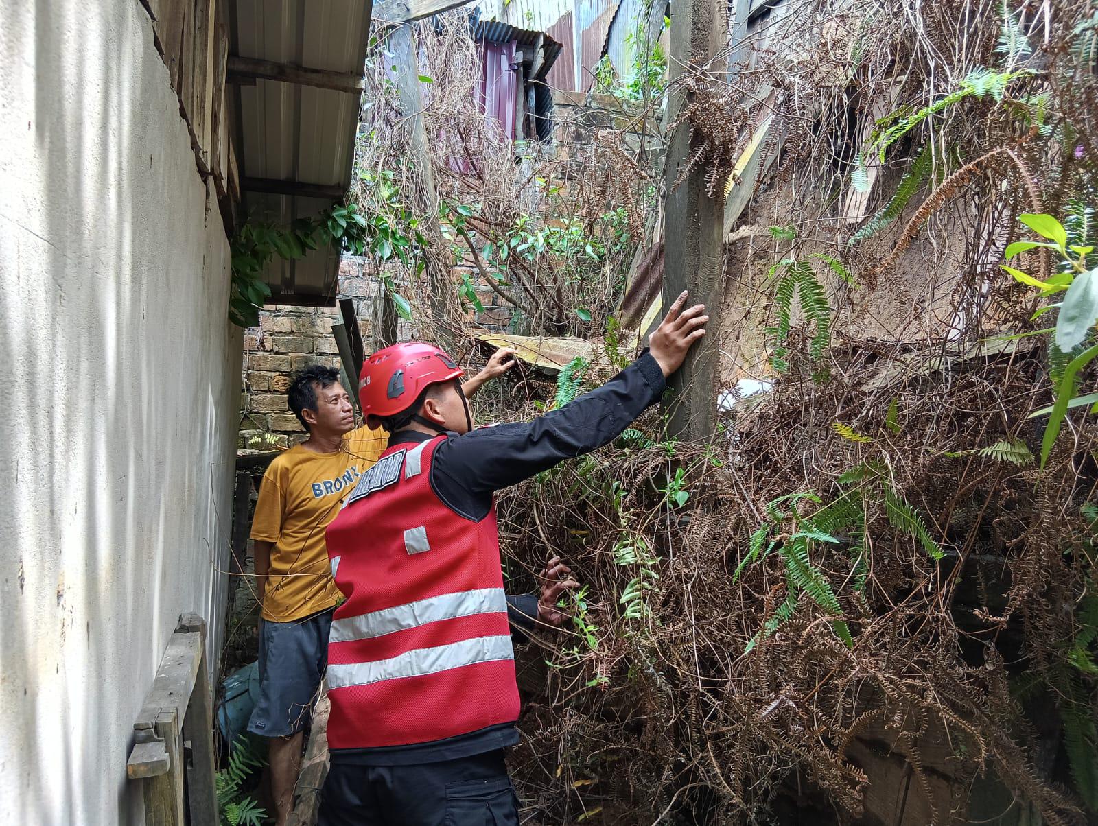 Respon Cepat, Batalyon A Brimob Kaltim Datangi TKP Tanah Longsor di Gn. Polisi Balikpapan