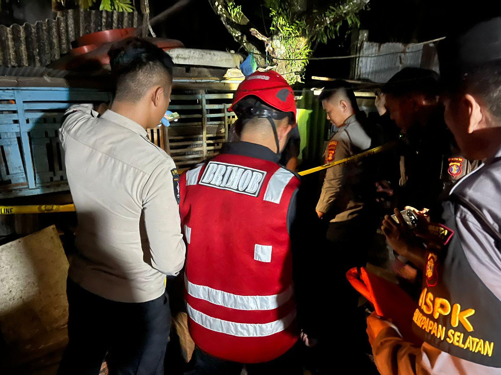 Aksi Sigap Brimob Bantu Evakuasi Warga Gantung Diri di Sepinggan Balikpapan
