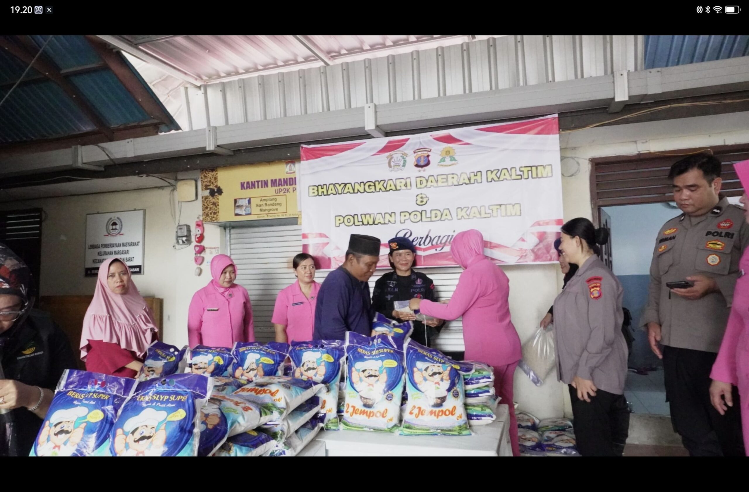 Bakti Sosial Polwan Brimob, dan Bhayangkari Penuh Kehangatan, Hadirkan Senyum Bahagia Warga Margasari