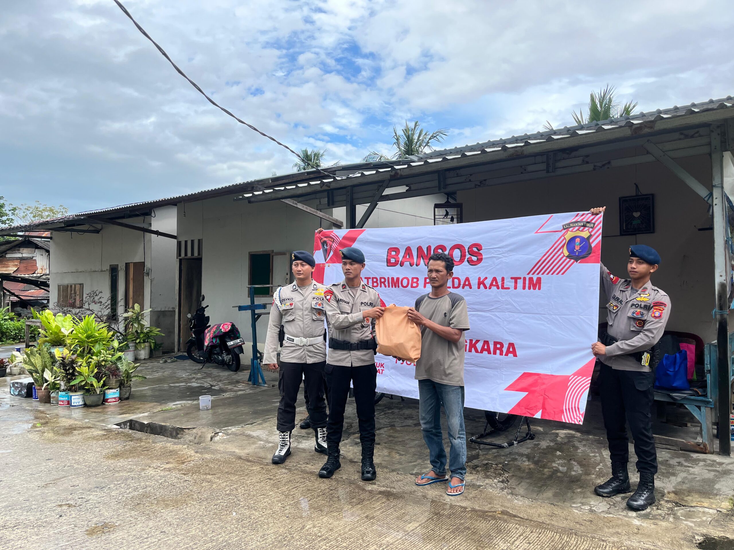 Brimob Balikpapan Wujudkan Kepedulian Lewat Bansos dan Bakti Religi Dalam Rangka HUT Bhayangkara Ke-79