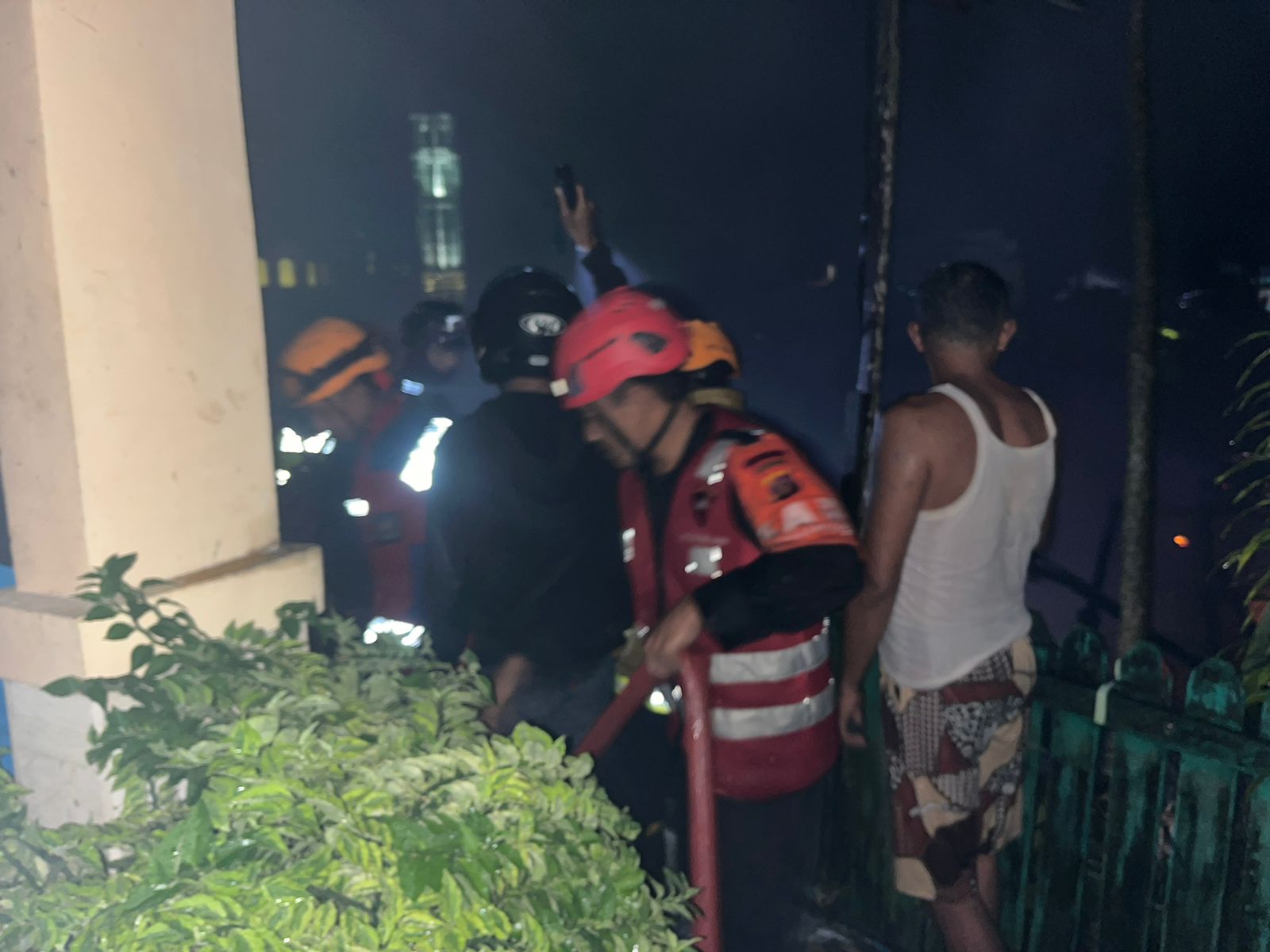 Satbrimob Polda Kaltim Sigap Padamkan Kebakaran di Klandasan Ilir, Satu Rumah Ludes