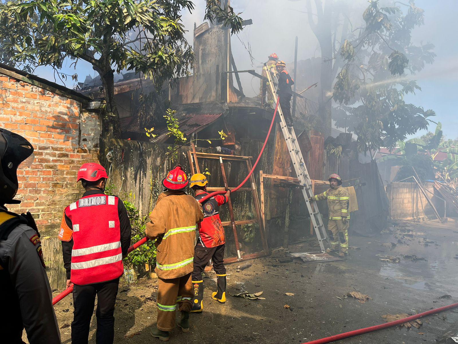 Batalyon A Brimob Kaltim Bantu Padamkan Kebakaran Rumah di Kel. Damai Balikpapan