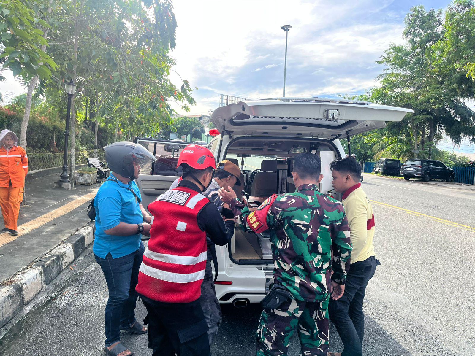 Respon Cepat , Brimob Bantu Korban Laka Lantas di Gn. Bakaran Balikpapan
