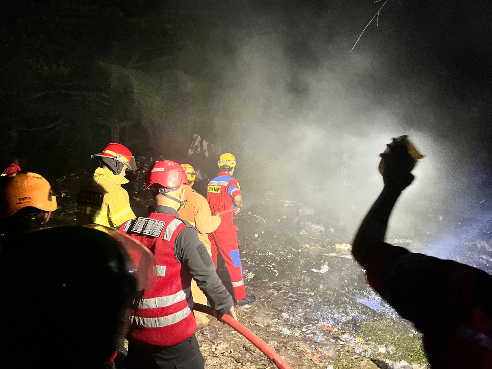 Batalyon A Brimob Kaltim Bantu Pemadaman Kebakaran Lahan di Klandasan Ulu Balikpapan