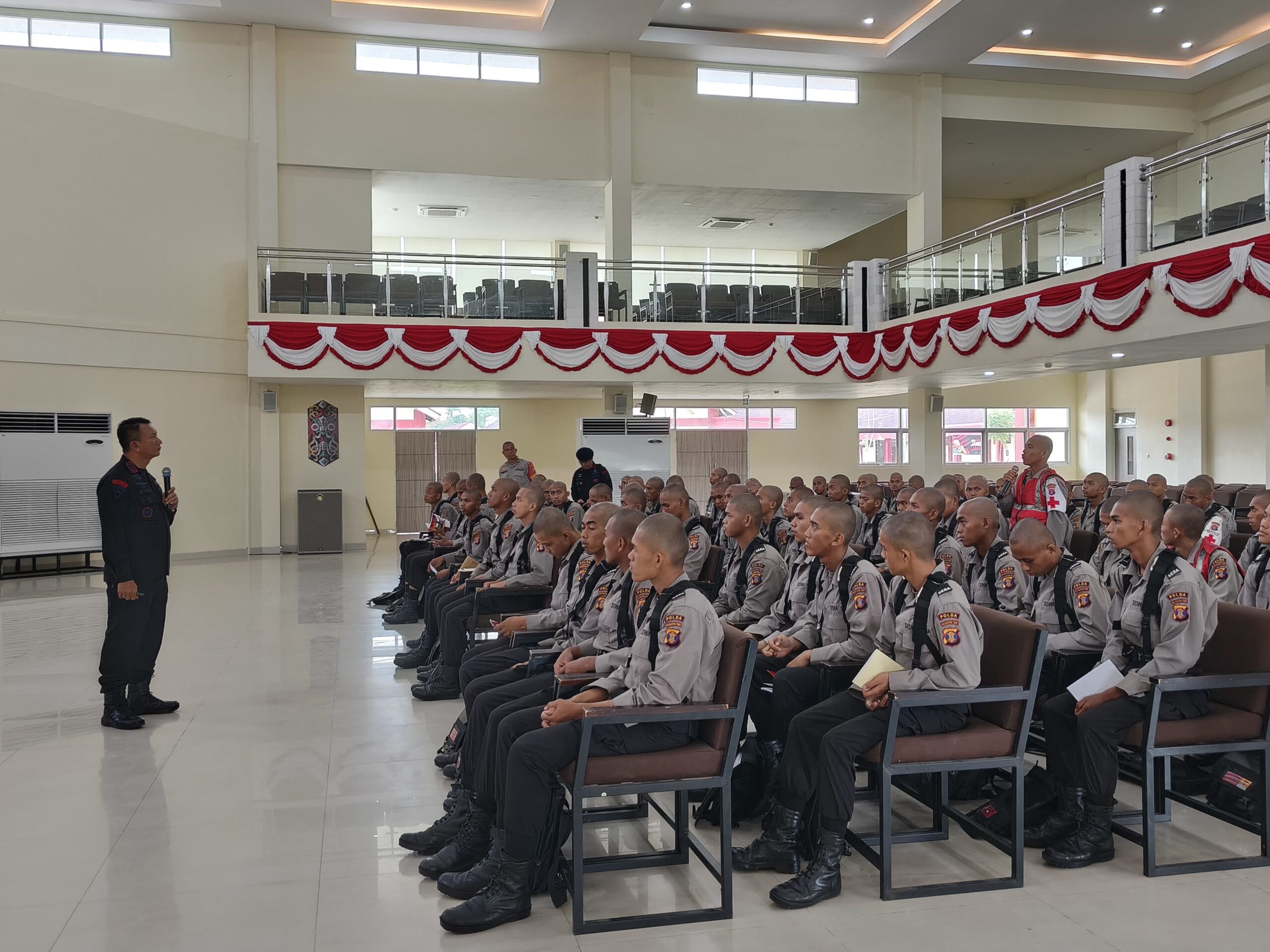 Komandan Satuan Brimob Polda Kaltim Berikan Materi Esprit de Corps kepada Siswa Diktukba Polri