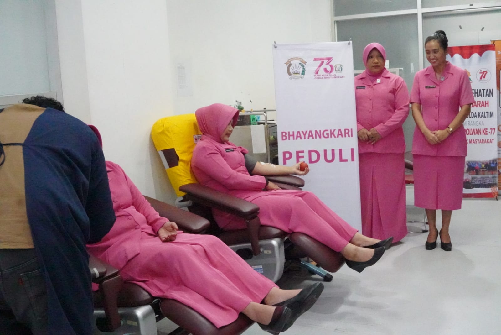 HUT Polwan ke-77 dan HKGB ke-73, Polwan dan Bhayangkari Brimob Polda Kaltim Gelar Aksi Donor Darah