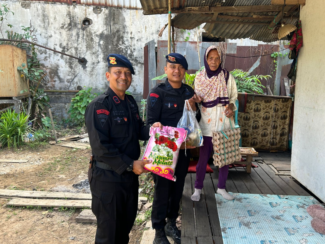 Jalin Silaturahmi, Batalyon B Pelopor Salurkan Bantuan Kemanusiaan di Jumat Berkah