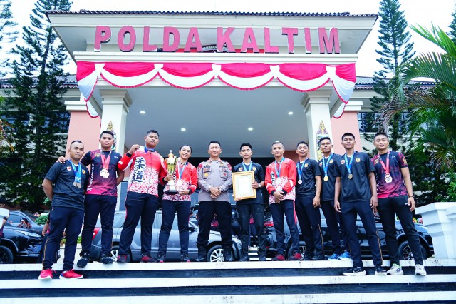 10 Personel Satbrimob Polda Kaltim Berprestasi Terima Penghargaan dari Kapolda