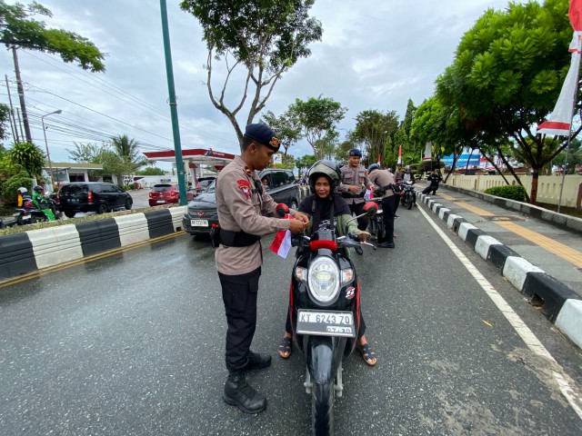 Aksi Satbrimob Polda Kaltim: Sebarkan 3000 Bendera Merah Putih di Empat Kota
