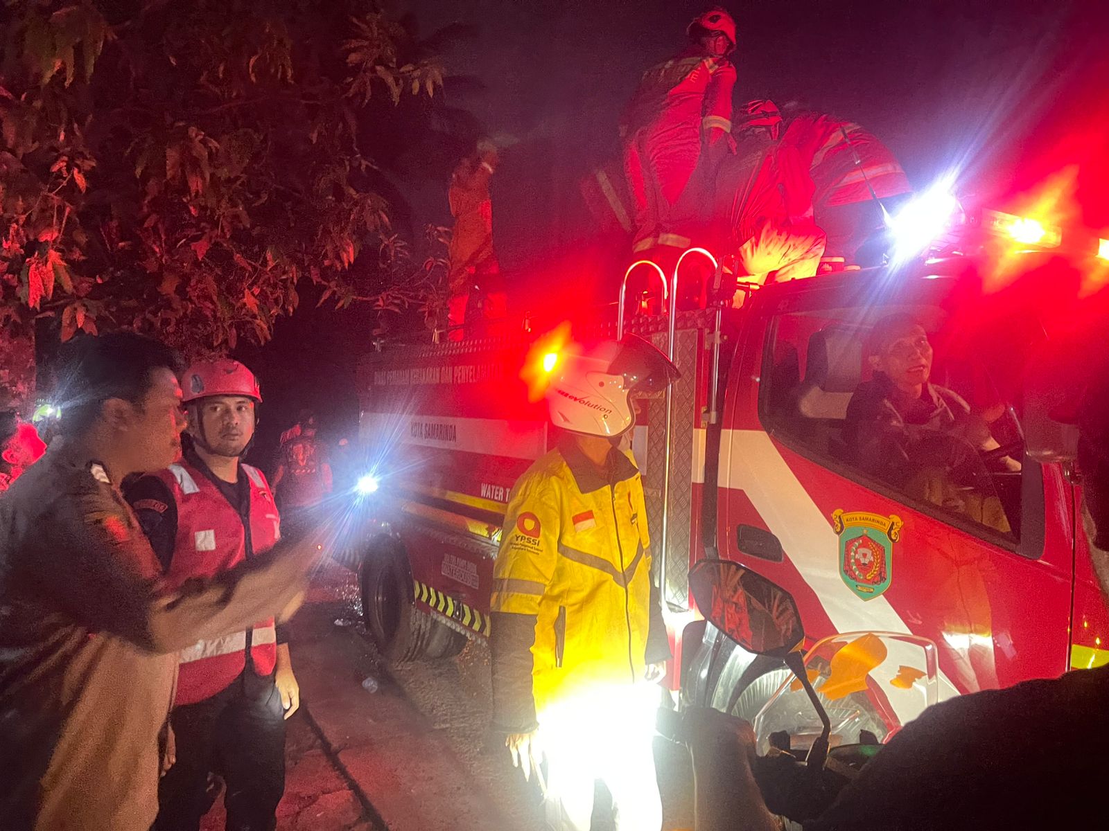 Tim Respon Batalyon B Pelopor Samarinda Sigap Tangani Kebakaran di Sambutan
