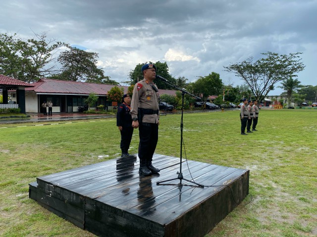 Wadansat Brimob Kaltim Pimpin Apel Satuan: Fokus Cuaca Ekstrem dan Anti Pelanggaran