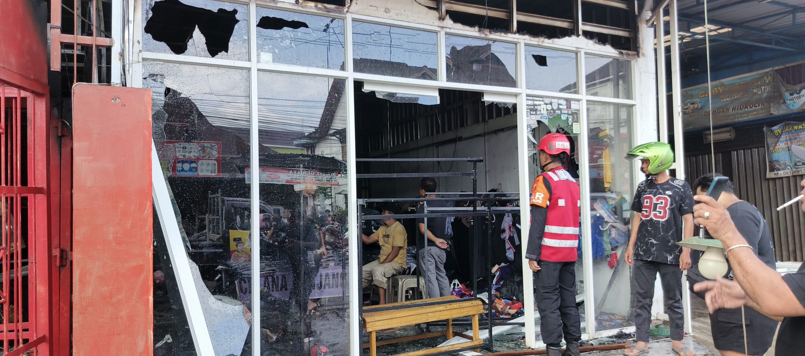 Tim Respon Bencana Batalyon B Pelopor Samarinda Tangani Kebakaran Hebat di Sungai Pinang