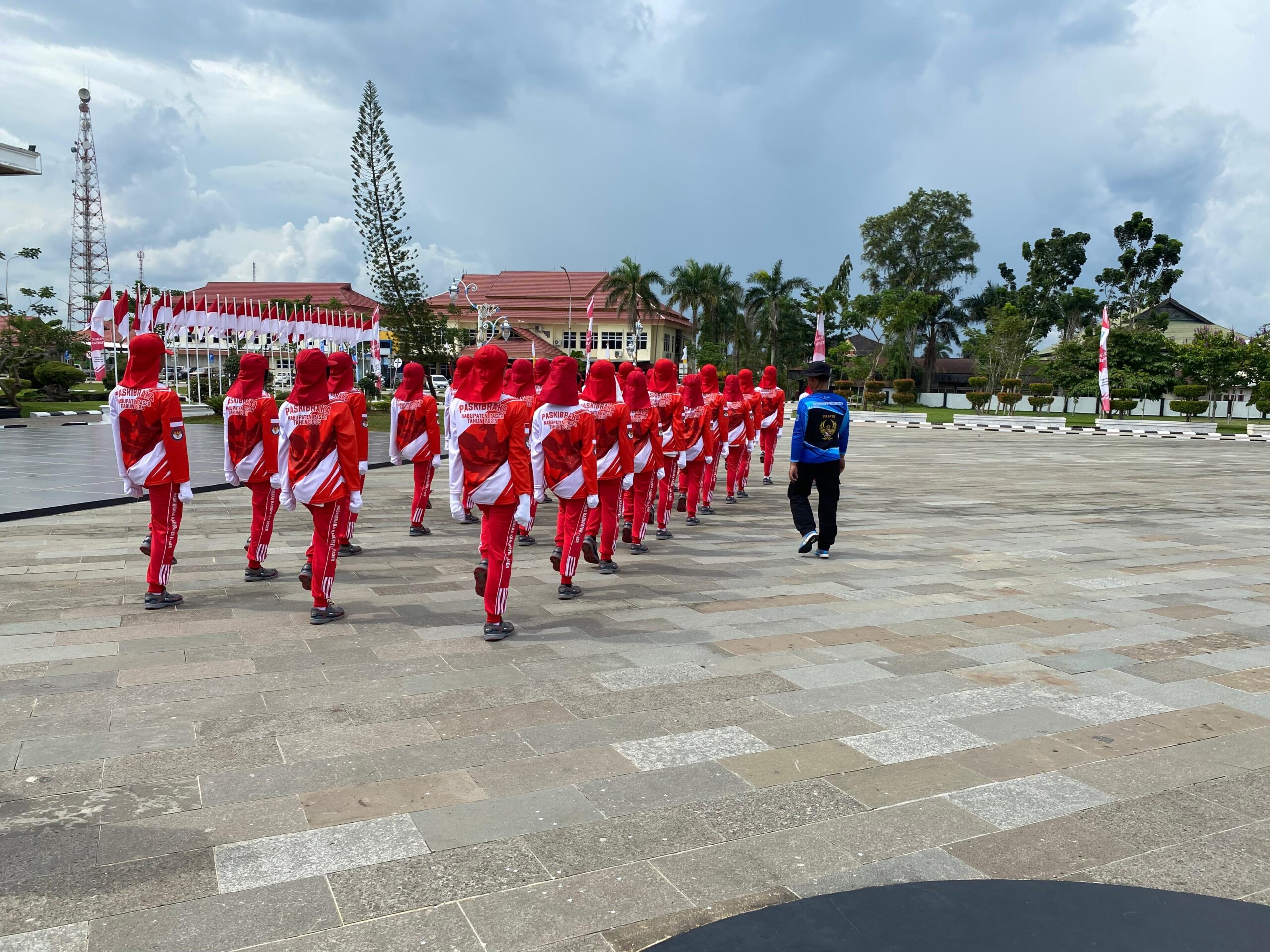 Personel Brimob Kaltim Latih Siswa SMA Kabupaten Paser untuk Persiapan Paskibraka HUT RI ke-80
