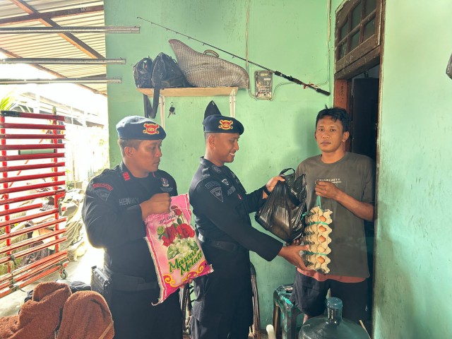 Bagikan Sembako, Batalyon A Brimob Kaltim Laksanakan Bantuan Kemanusiaan Untuk Negeri