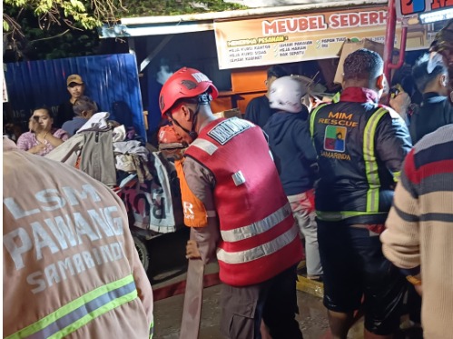 Sigap, Tim Respons Bencana Brimob Bantu Evakuasi Kebakaran di Samarinda
