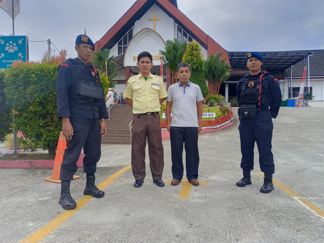 Batalyon A Brimob Kaltim Gelar Pengamanan Gereja dan Program Minggu Kasih Jaga Keamanan Lingkungan