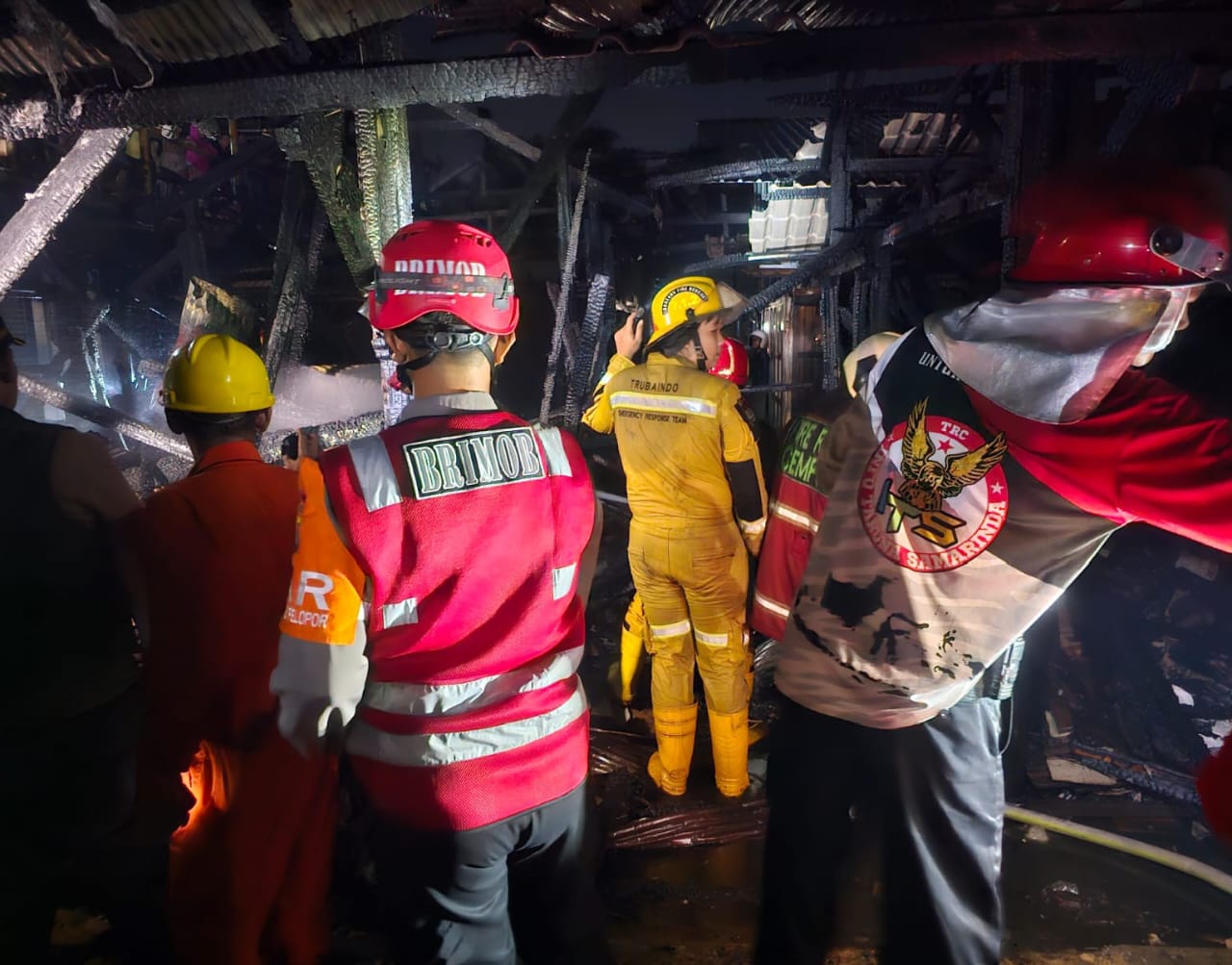 Respons Cepat Brimob Polda Kaltim Bantu Evakuasi Kebakaran di Pasar Segiri