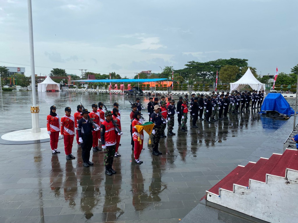 Personel Brimob Kaltim Laksanakan Latihan Pasukan 45 Jelang Upacara HUT RI ke-80 di Kabupaten Paser