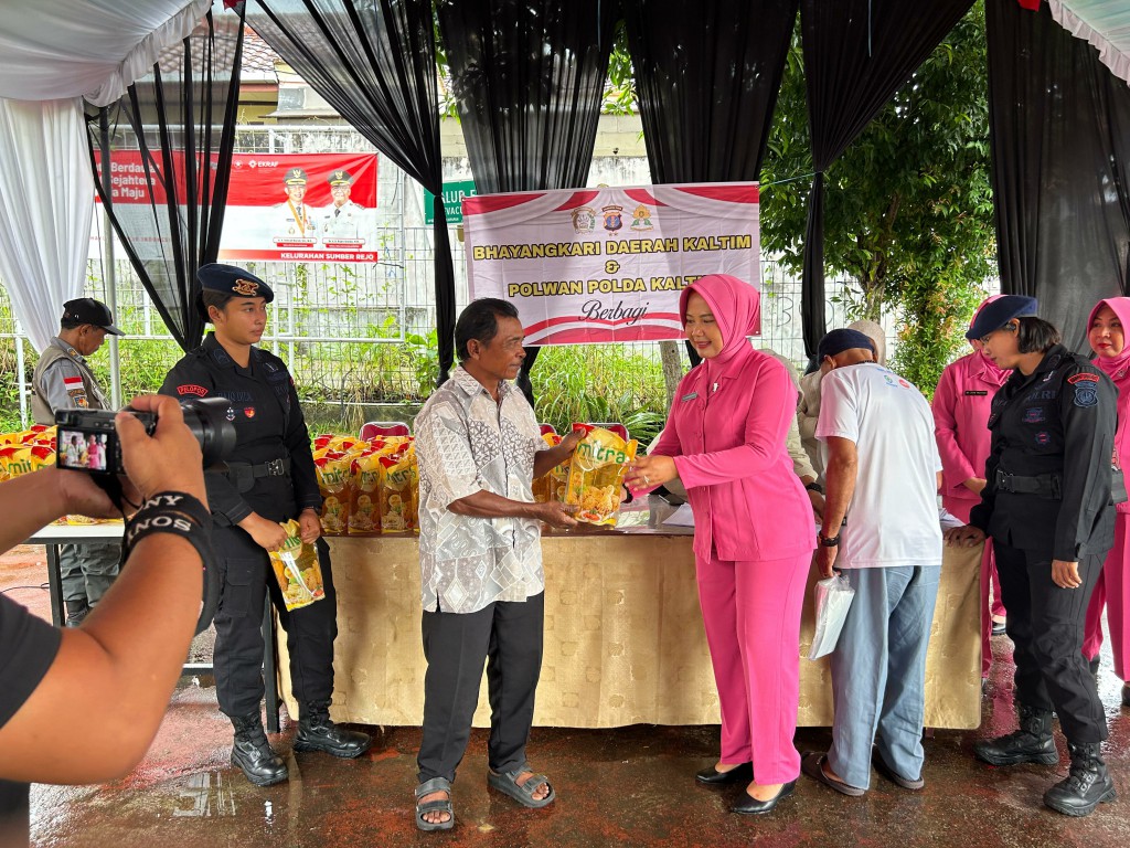 Bhayangkari dan Polwan Brimob Polda Kaltim Berbagi Kasih di Kelurahan Sumber Rejo