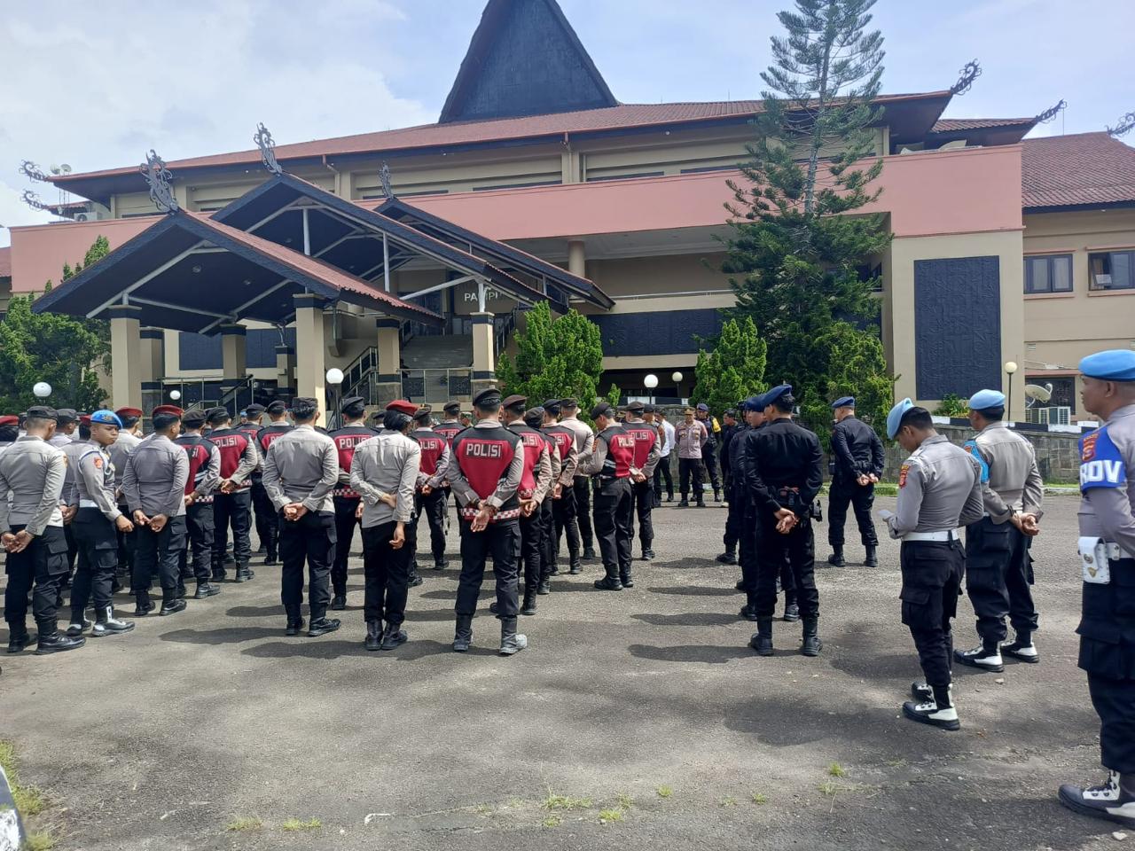 Amankan Aksi Unras, 1 SST Anti Anarkis Batalyon A Brimob Kaltim Bergeser ke DPRD Kota Balikpapan