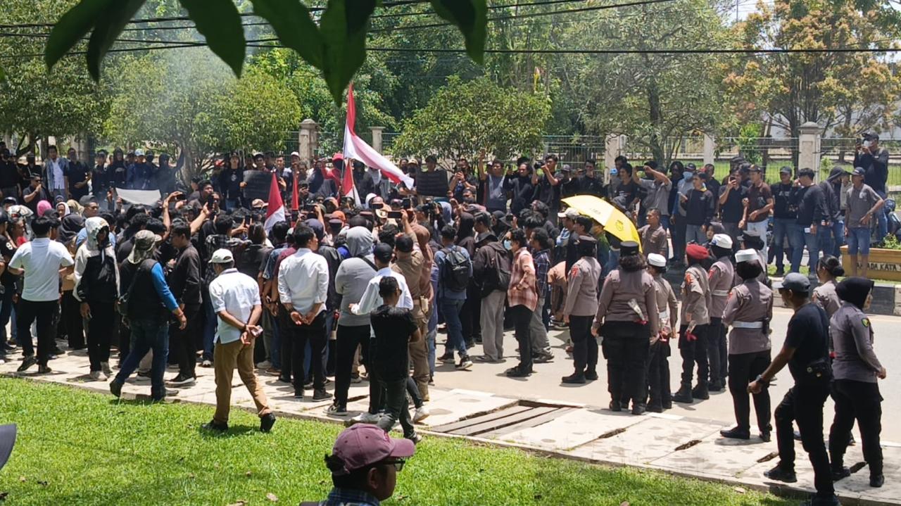 Dansat Brimob Dampingi Kapolda Kaltim Monitor Pengamanan Unjuk Rasa di Samarinda