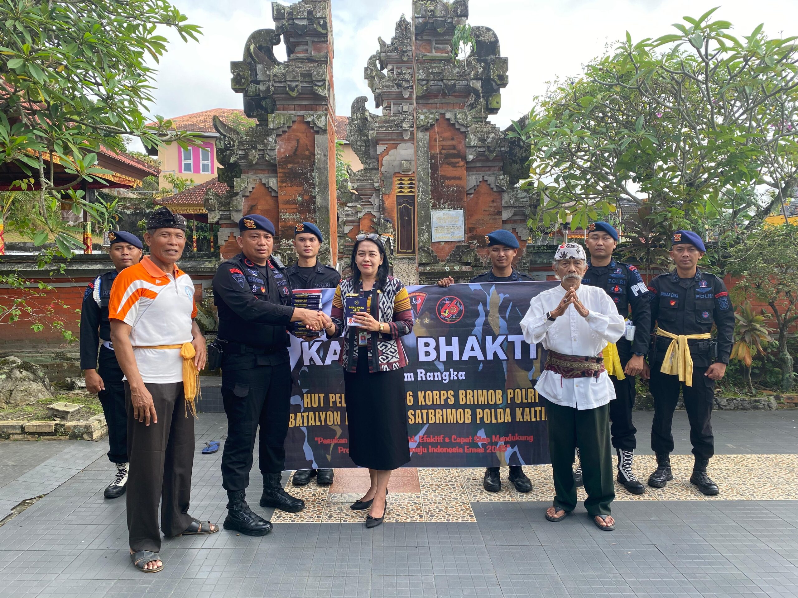 Brimob Kaltim Gelar Karya Bakti di Pura Giri Jaya Natha, Tumbuhkan Toleransi Beragama