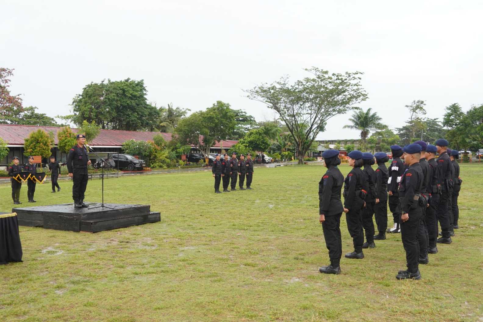 Dansat Brimob Kaltim Pimpin Apel Satuan, Beri Penghargaan dan PTDH Personel