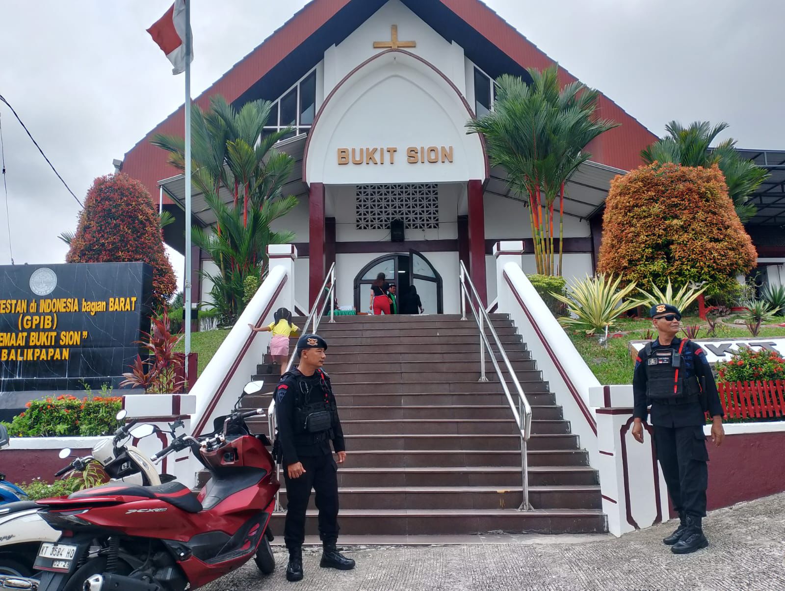 Batalyon A Brimob Kaltim Laksanakan Patroli Monitoring Kegiatan Ibadah Minggu Di Gereja