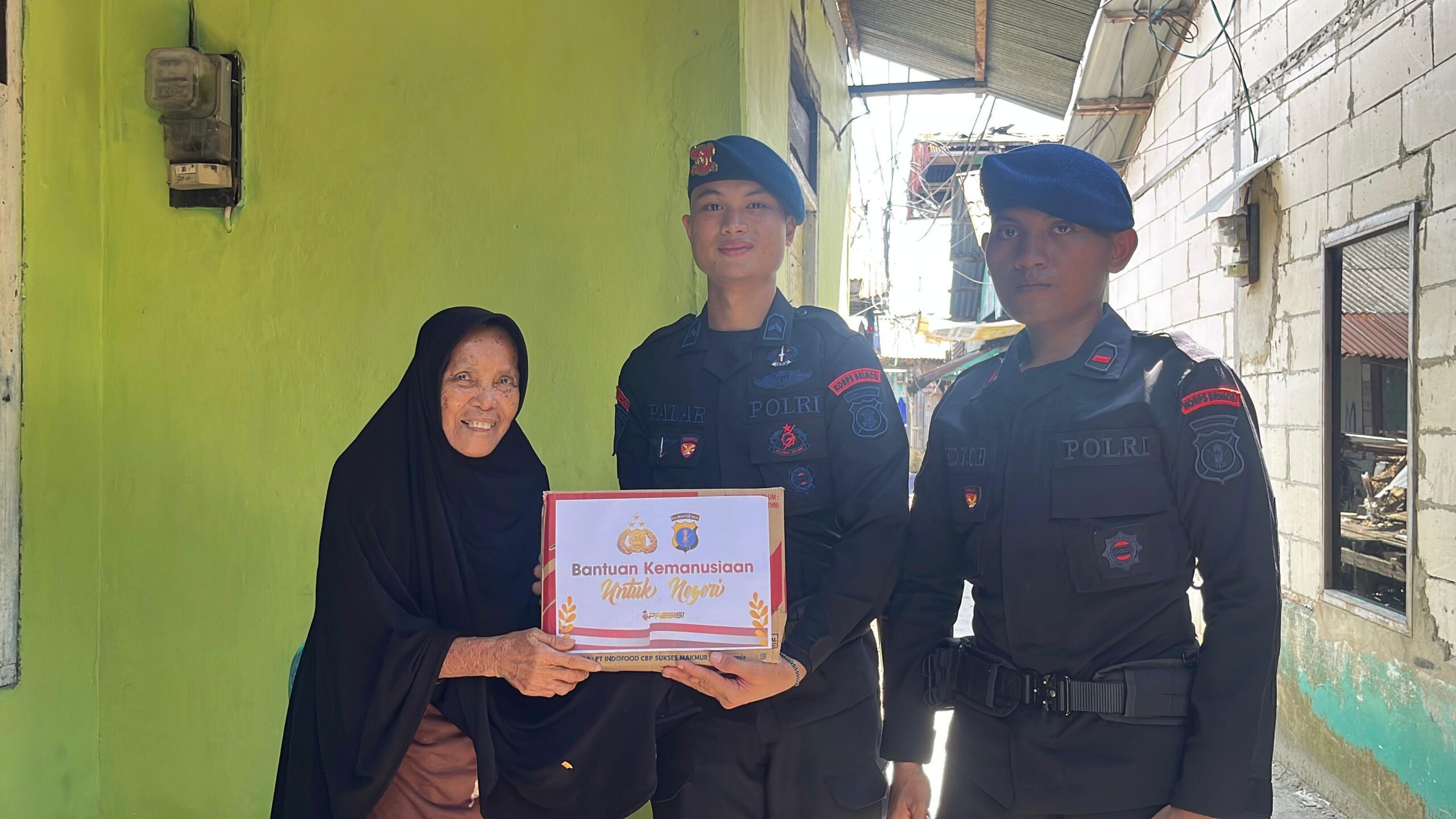 Batalyon A Brimob Kaltim Gelar Jumat Berkah, Bagikan Sembako ke Warga Balikpapan