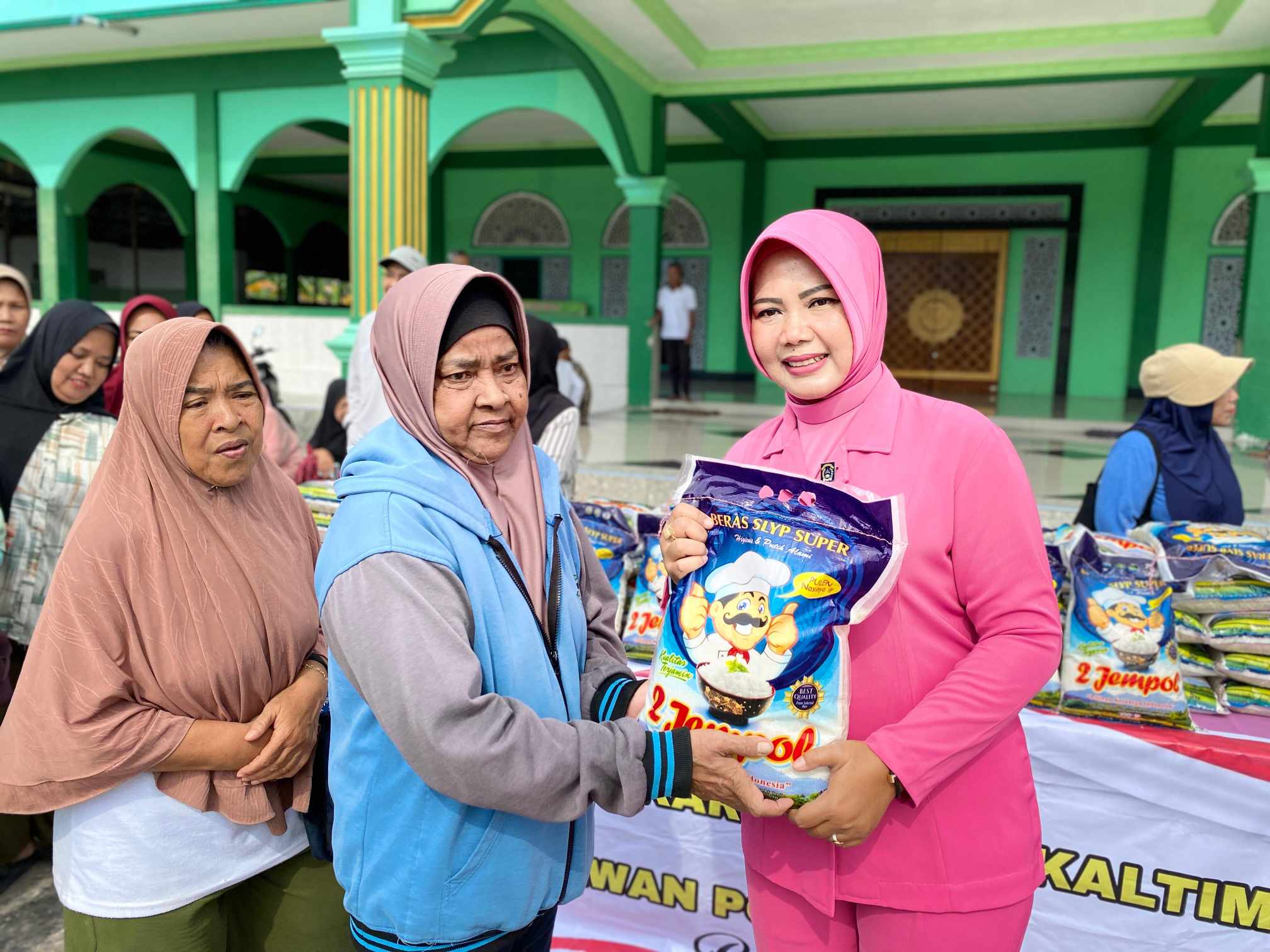 Bhayangkari dan Polwan Brimob Kaltim Berbagi 100 Karung Beras untuk Warga Balikpapan Timur