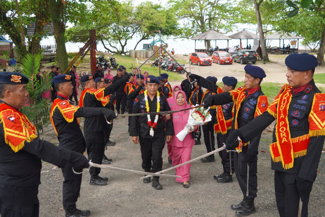 Prosesi Pedang Pora Iringi Pelepasan Purna Bhakti Personel Batalyon A Brimob Kaltim
