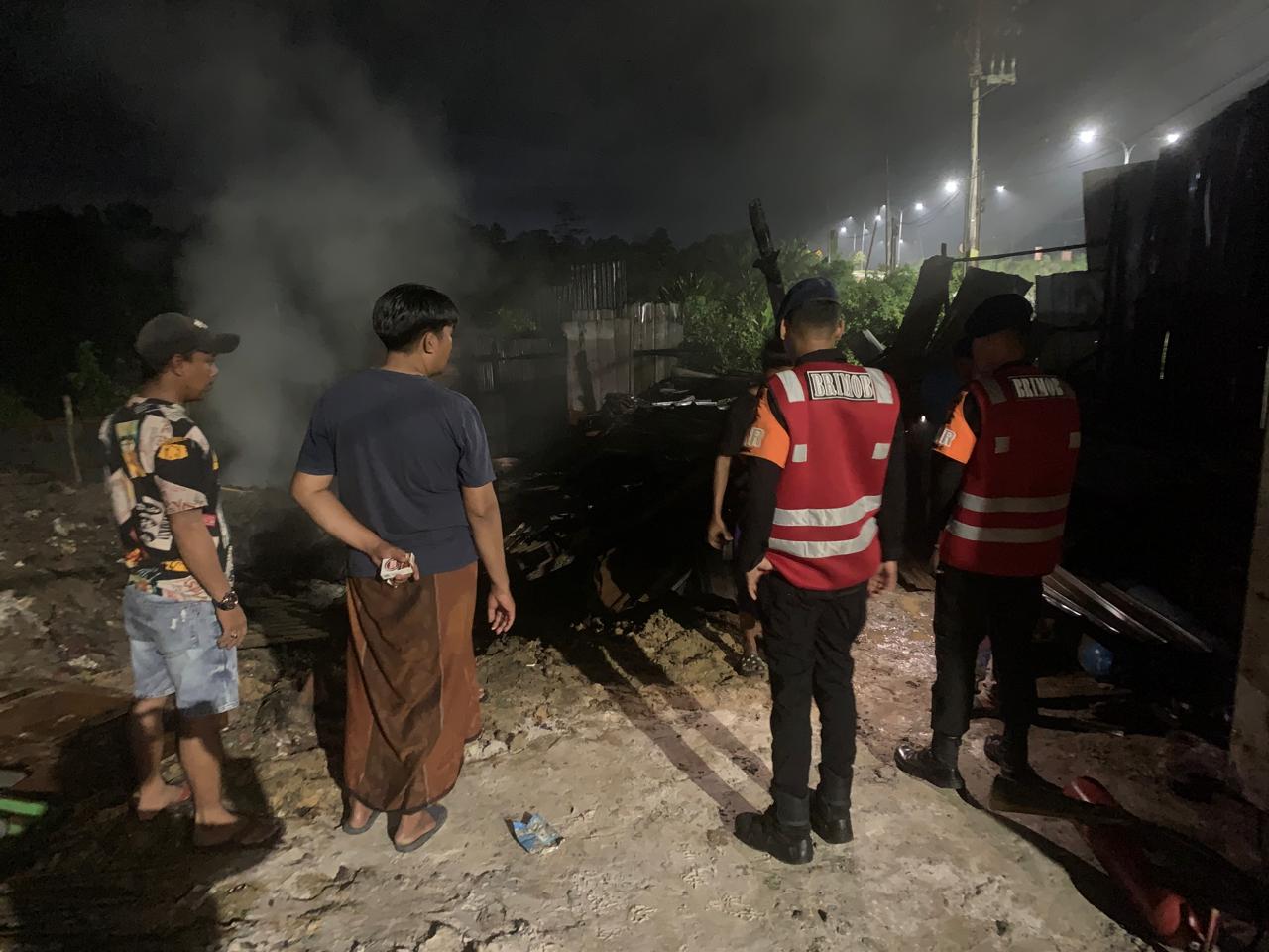 Reaksi Cepat Brimob Kaltim Padamkan Kebakaran Gudang di Kariangau