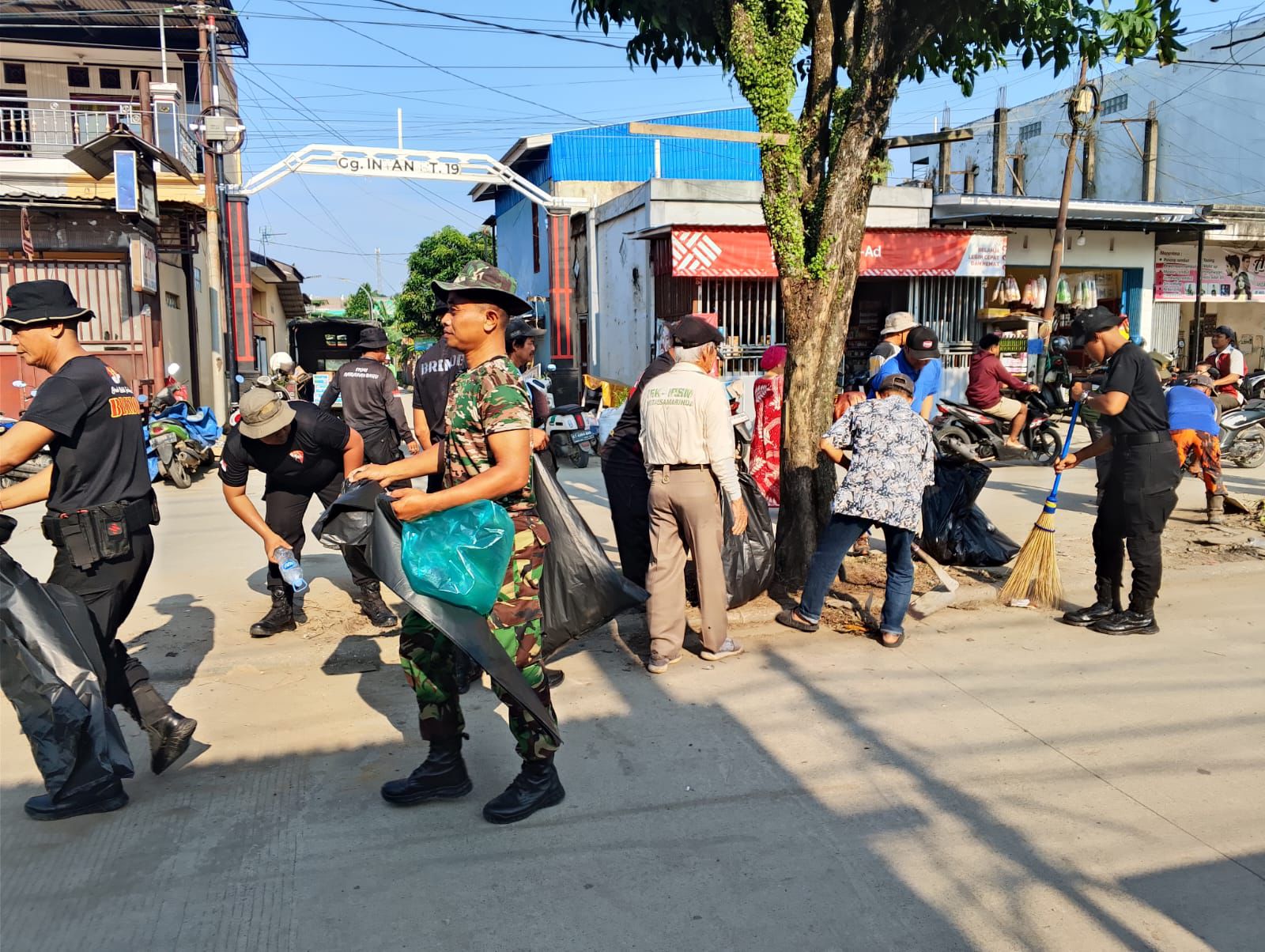 Sinergi Polri-TNI: Brimob Kaltim Gelar Karya Bakti di Pasar Harapan Baru Sambut HUT ke-80 TNI