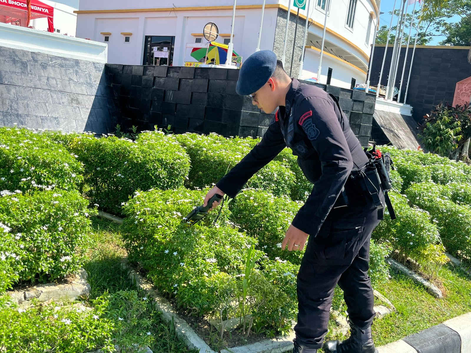 JAMIN KEAMANAN IBADAH: Subden Jibom Brimob Polda Kaltim Sterilisasi BSCC Dome Balikpapan untuk Doa Bersama Yayasan Getsemani