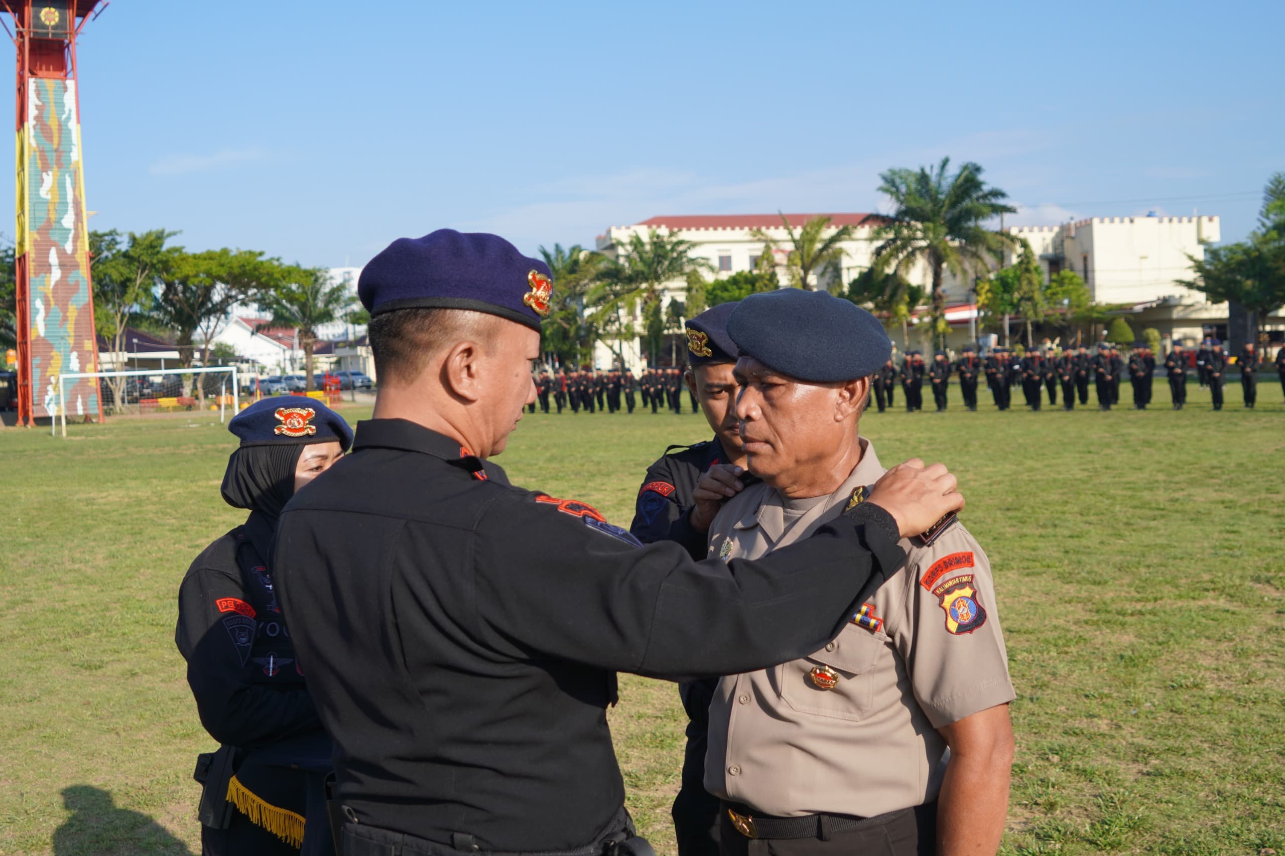 Brimob Polda Kaltim Gelar Upacara Kenaikan Pangkat Pengabdian dan Beri Penghargaan Atlet Berprestasi