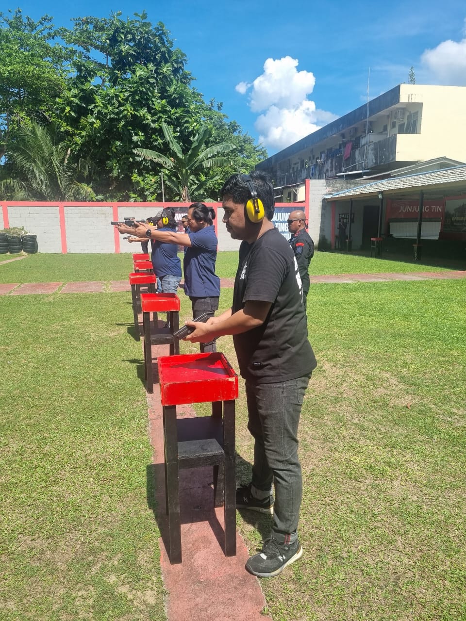 Tingkatkan Profesionalisme Intelijen, 24 Personel Brimob Kaltim Jalani Sertifikasi Menembak