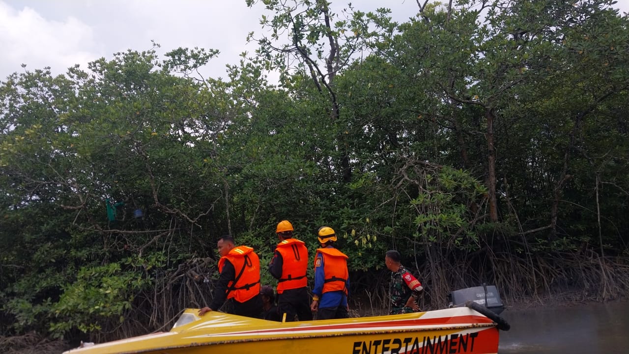 BRIMOB KALTIM BERSAMA TIM GABUNGAN LAKUKAN PENCARIAN TERHADAP KORBAN DITERKAM BUAYA DI SUNGAI KARIANGAU