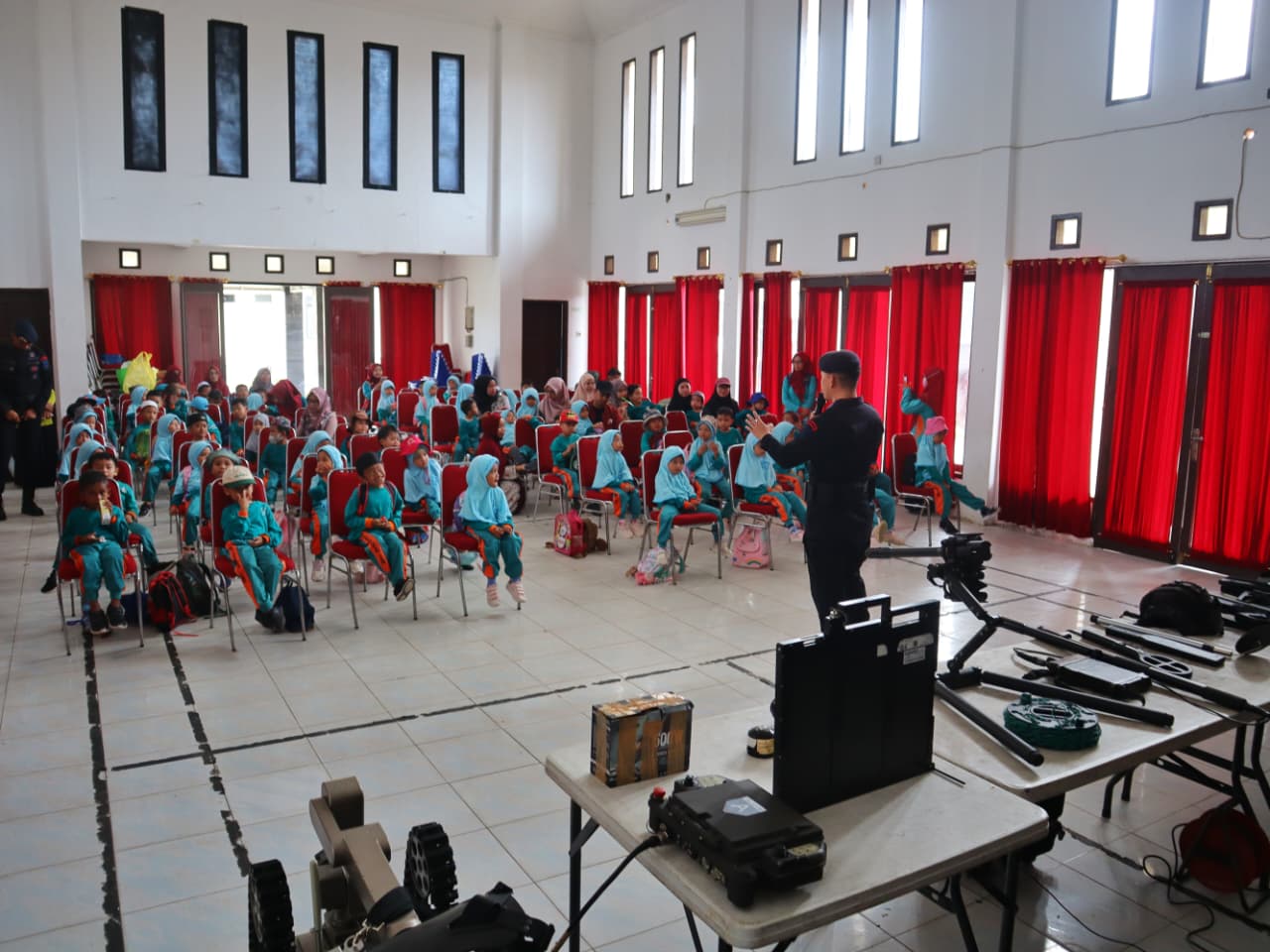 Tanamkan Disiplin dan Cinta Tanah Air : Batalyon B Pelopor Sambut Hangat Kunjunga Edukatif Anak-Anak TK Ukan Hasupa