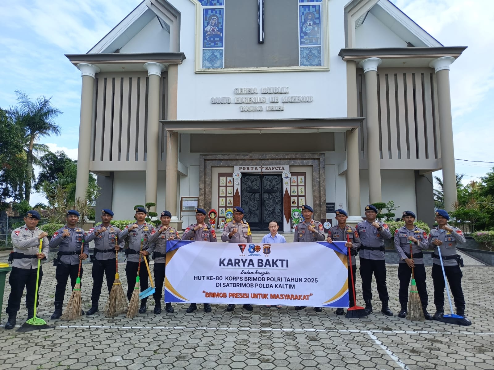 Jelang HUT Ke-80, Batalyon C Brimob Kaltim Gelar Karya Bakti Bersihkan Tiga Rumah Ibadah Lintas Agama di Balikpapan Utara