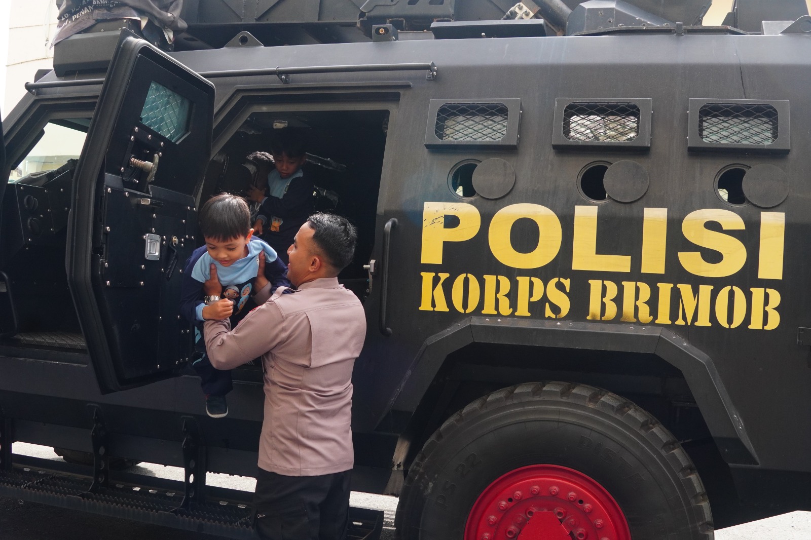 Tanamkan Rasa Cinta Tanah Air Sejak Dini, PAUD Imanul Wafa Kunjungi Markas Brimob Kaltim