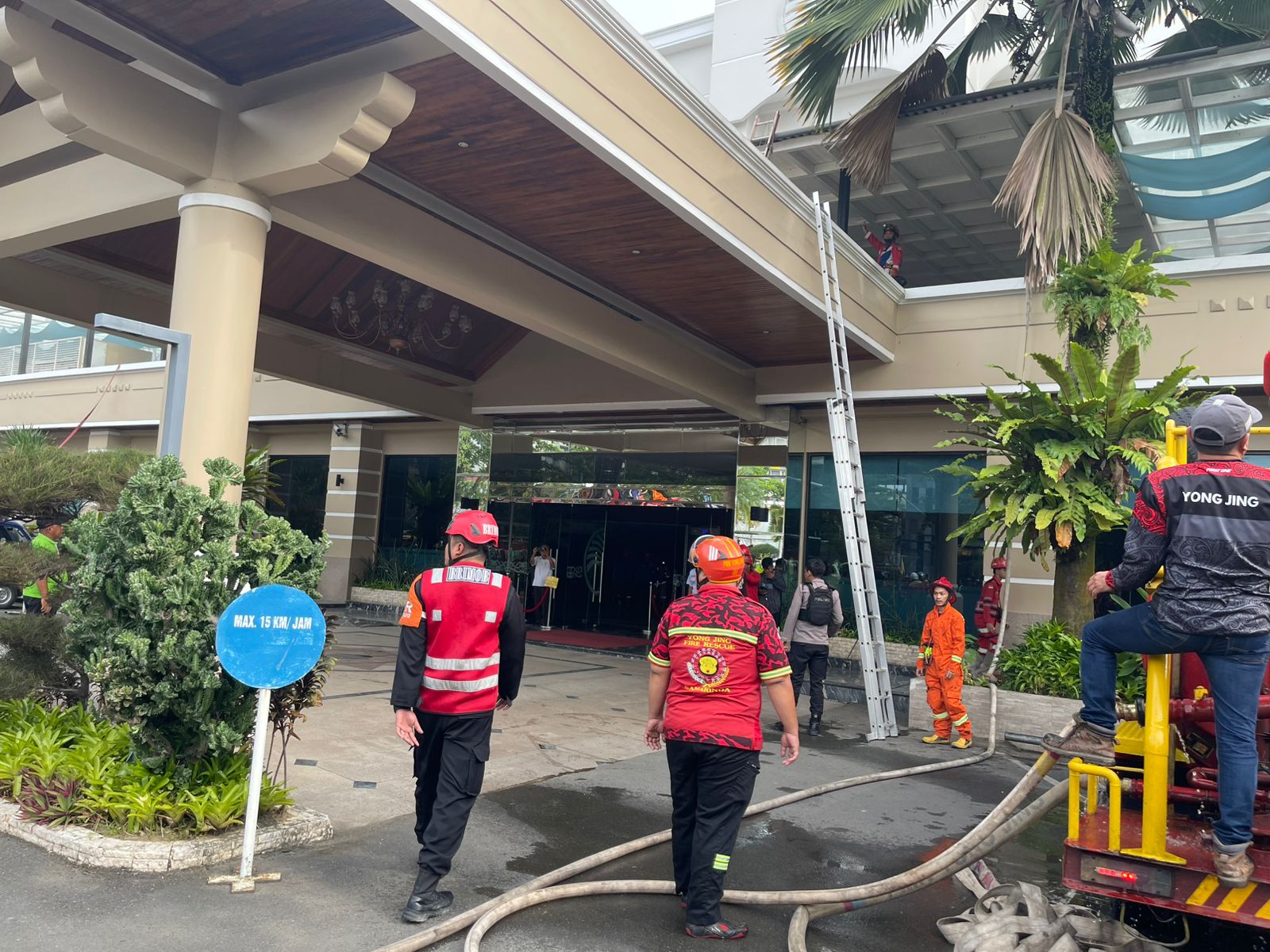 Respon Cepat Tanggap Bencana, Brimob Kaltim Turun Tangan Padamkan Kebakaran Hotel Bumi Senyiur Samarinda