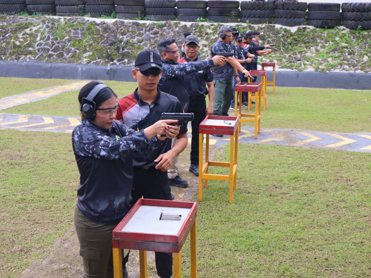Tingkatkan Kapasitas Penegakan Hukum, Polisi Kehutanan TN Kutai Asah Kemampuan Menembak Bersama Brimob Kaltim