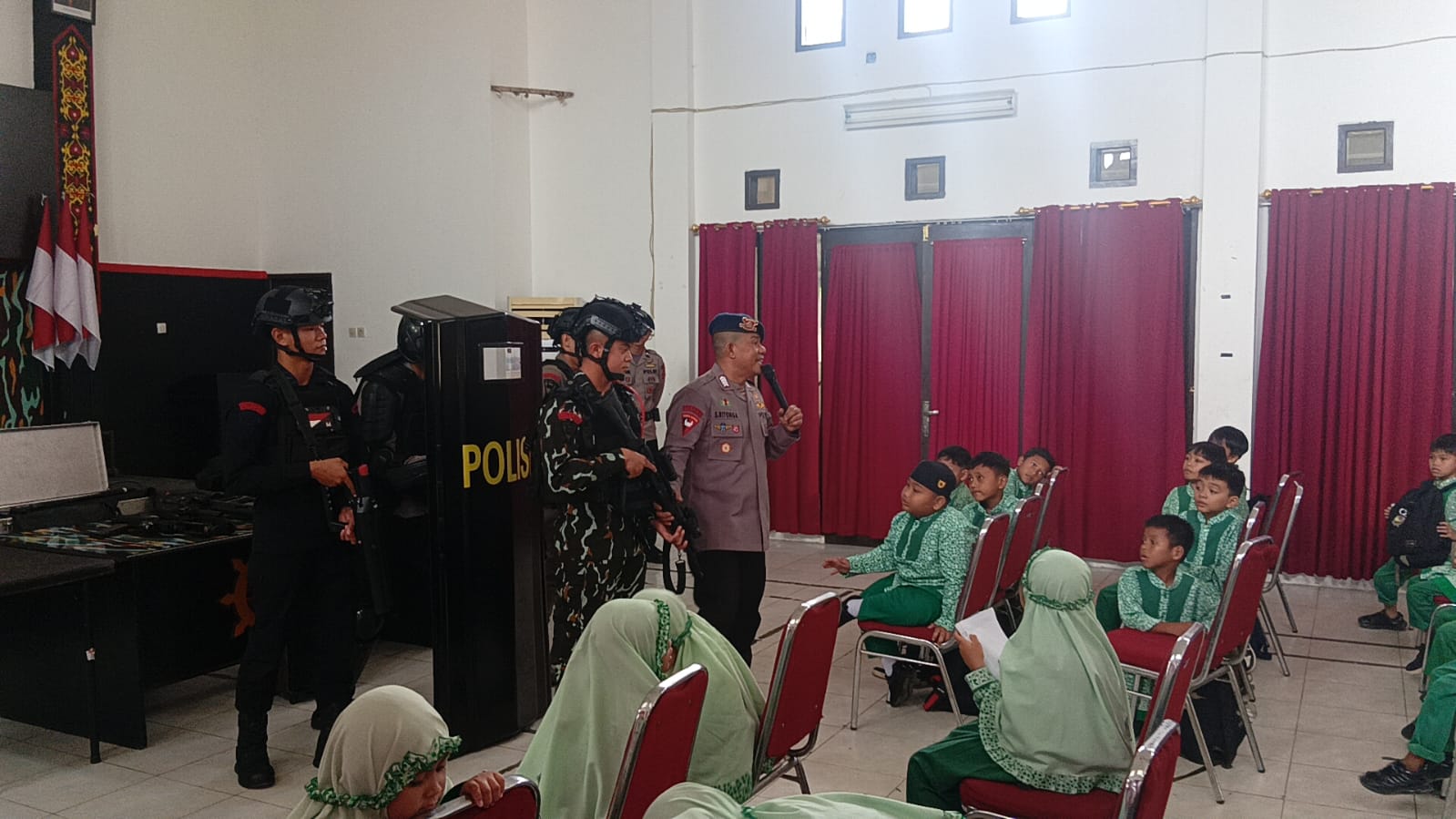 Edukasi Sejak Dini, Batalyon B Pelopor Brimob Kaltim Sambut Kunjungan Murid SD Integral Luqman Al Hakim