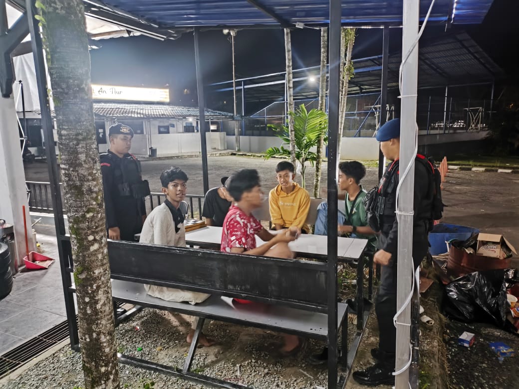 Patroli KRYD Batalyon A Brimob Kaltim Imbau Remaja Nongkrong Tidak Terlibat Kriminalitas