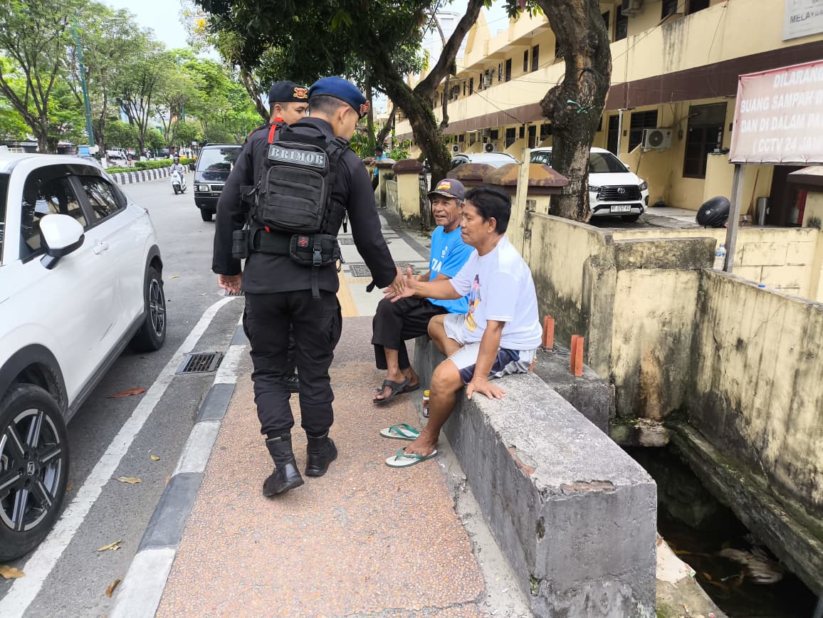 Jaga Stabilitas Kamtibmas, Personel Batalyon A Brimob Kaltim Laksanakan Patroli Dialogis Siang Hari