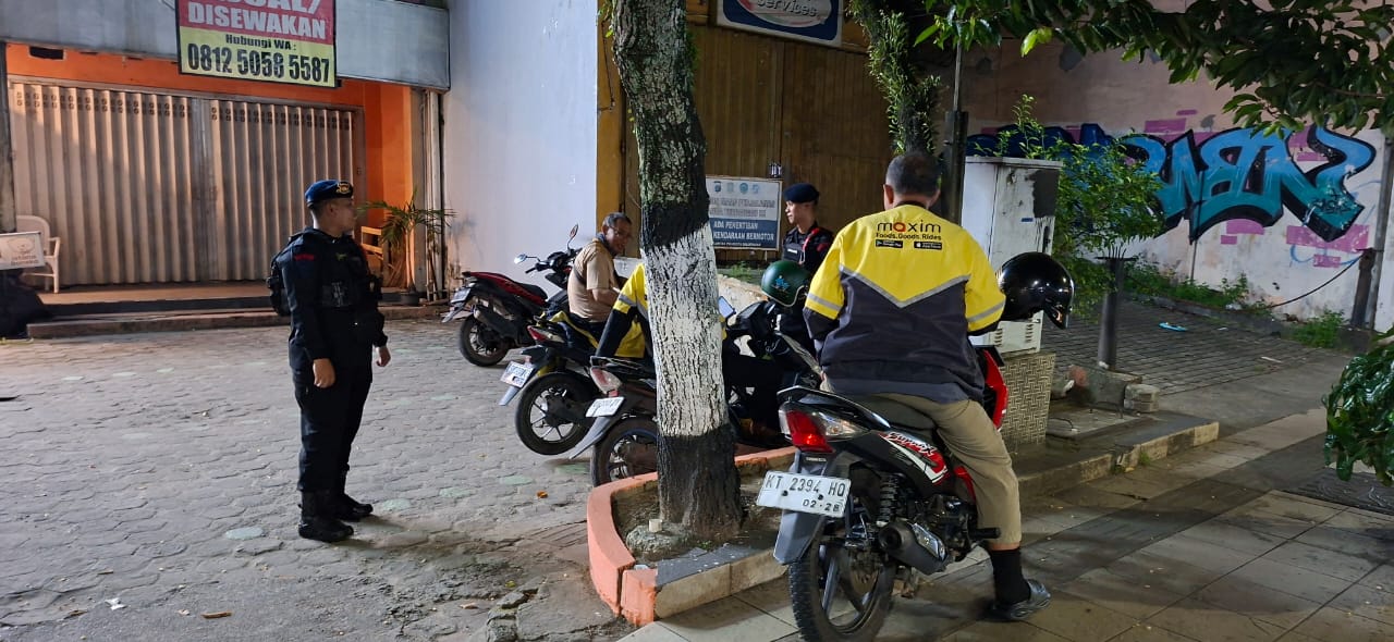 Batalyon A Brimob Kaltim Sampaikan Himbauan Kamtibmas Kepada Ojol Saat Patroli Malam