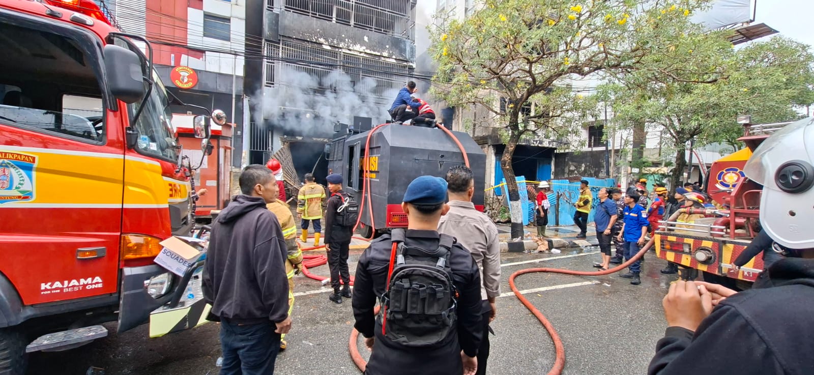 Kerahkan AWC dan Tim Respon Bencana, Batalyon A Brimob Kaltim Gerak Cepat Padamkan Kebakaran di Klandasan Ilir Balikpapan